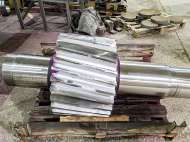 Deponun atölyesindeki makinede uzun sarmal dişliler yapılır..