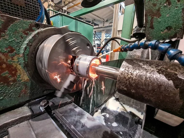 Fabrikada, CNC makinesinde iç öğütme, küçük kıvılcımlar ve soğutucu serpintisi..