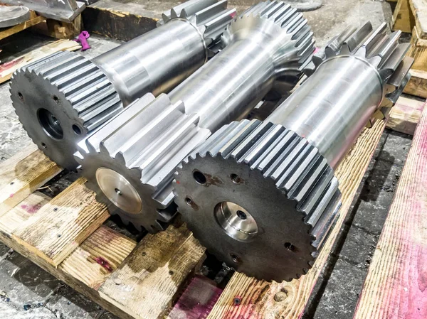 Makineye takıldıktan sonra uzun çift taraflı dişliler atölyedeki depoda..