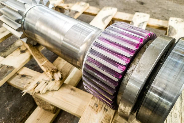 Makineye takıldıktan sonra uzun çift taraflı dişliler atölyedeki depoda..