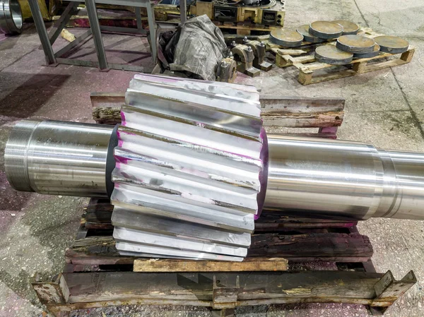 Deponun atölyesindeki makinede uzun sarmal dişliler yapılır..