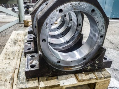 Atölyedeki bir depoda yuvarlak metal parçaları..