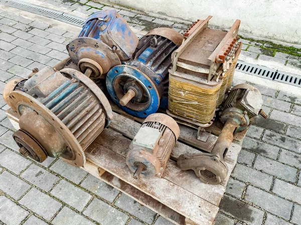 Old Rusty Unnecessary Electric Motors Lie Boards Factory — Fotografia de Stock
