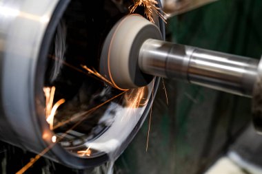 İç öğütme sırasında CNC makinesinin üzerine soğutucu dökülür..