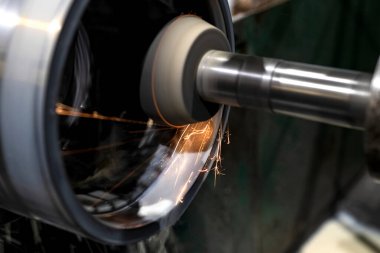 İç öğütme sırasında CNC makinesinin üzerine soğutucu dökülür..