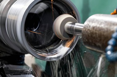 CNC makinesinin bir bölümünün içeriden öğütülmesi sırasında soğutucu dökülür.