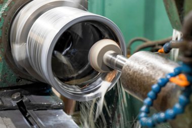 CNC makinesinin bir bölümünün içeriden öğütülmesi sırasında soğutucu dökülür.