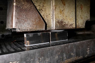 Yüzey öğütme, aşındırıcı taştan kıvılcımlar, metal işleme.