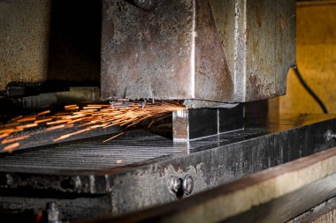 Yırtıcı tekerlekten kıvılcımlar çıkarken düz metal öğütüyor..