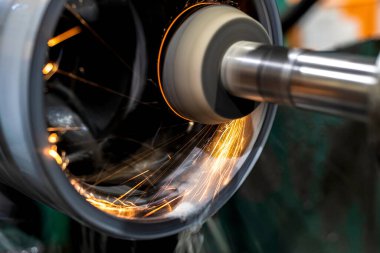 İç öğütme sırasında CNC makinesinin üzerine soğutucu dökülür..