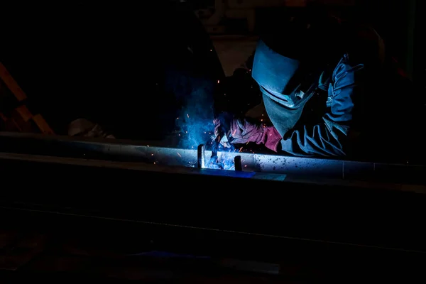 Man Welds Metal Parts Dark Workshop Factory Produces Few Sparks — Stockfoto