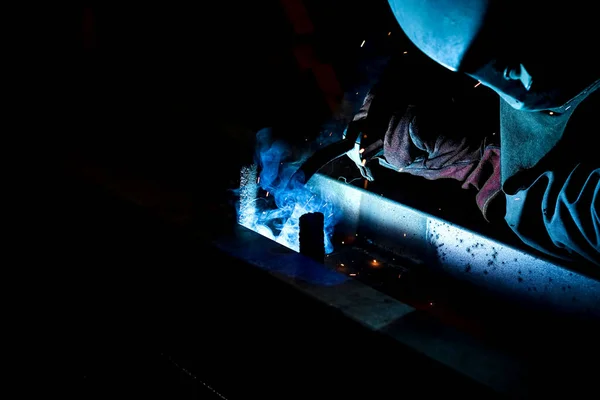 Man Wearing Welding Mask Welds Metal Parts Factory — Stock Photo, Image