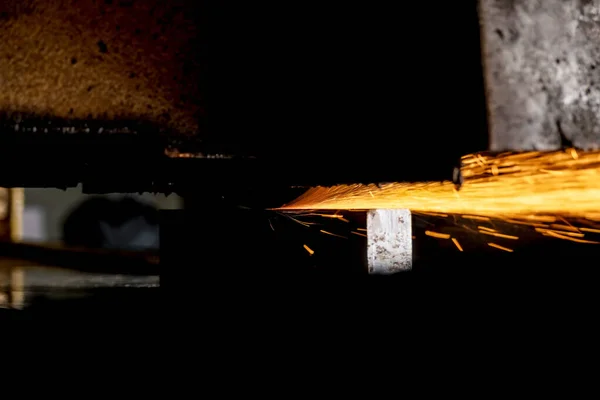 Durante Processamento Metal Usando Moagem Plana Faíscas Pedra Abrasiva — Fotografia de Stock