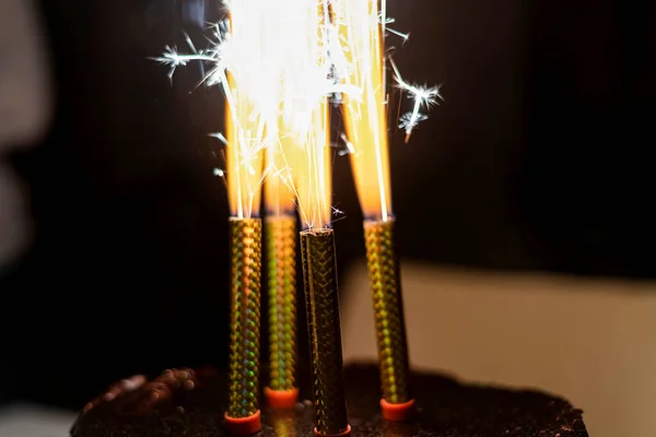 Гарячі Свічки Феєрверки Вставляються Торт — стокове фото