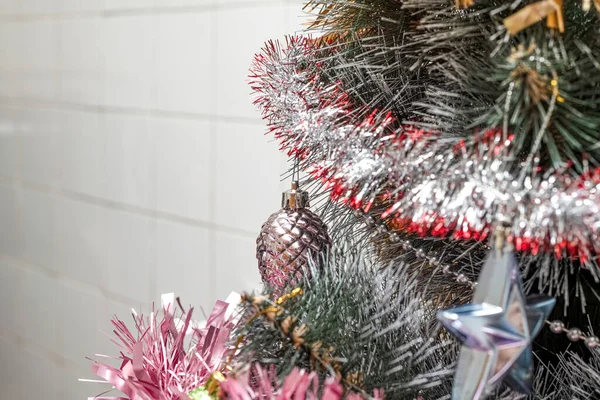 Beautiful Toys Hang Decorated Christmas Tree — Stock fotografie