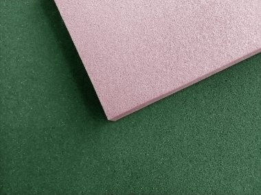 yeşil ve mor köpük malzemesi. İki tane köpüklü köpük. Sayfa kare sünger sünger malzemesi