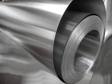 Bir rulo endüstriyel alüminyum metal. ince ve parlak metal