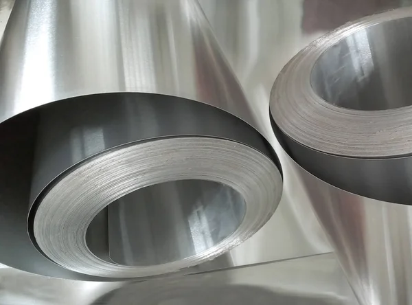 Endüstriyel odada iki alüminyum metal bobin. ince ve parlak metal