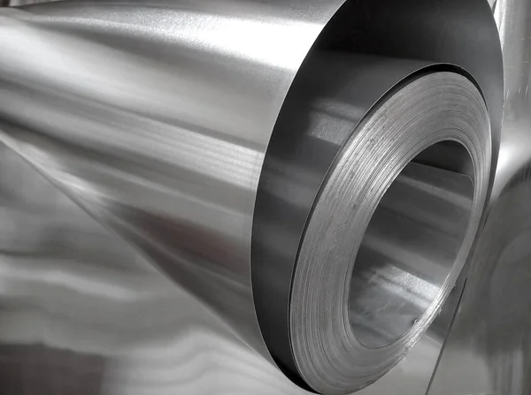 Bir rulo endüstriyel alüminyum metal. ince ve parlak metal