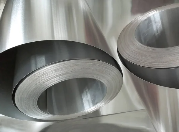 Deux Bobines Métalliques Aluminium Dans Salle Industrielle Métal Mince Brillant Images De Stock Libres De Droits