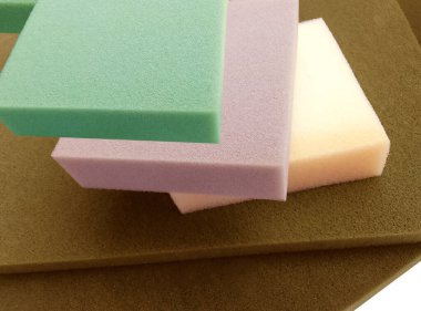 Kare yeşil, mor, kremalı ve kahverengi sünger köpüklü. Beyaz arka planda izole edilmiş renkli ince madde