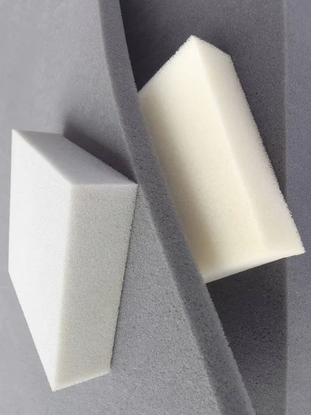 Prostokątny Kawałek Szarej Białej Gąbki Pianki Materiały Różnej Grubości — Zdjęcie stockowe