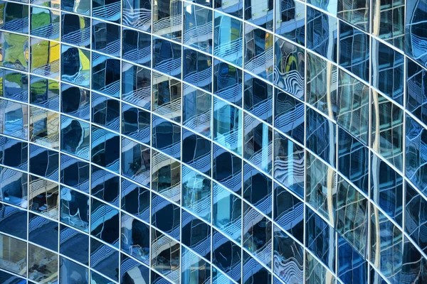 Gebogen Glazen Gevel Van Een Modern Kantoorgebouw Met Geometrisch Patroon — Stockfoto