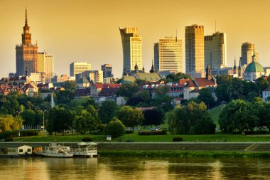 Gün batımında gökdelenleri olan Varşova şehir merkezi manzarası