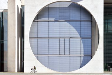 Berlin 'deki modern bir kamu binasının geometrik cephesi