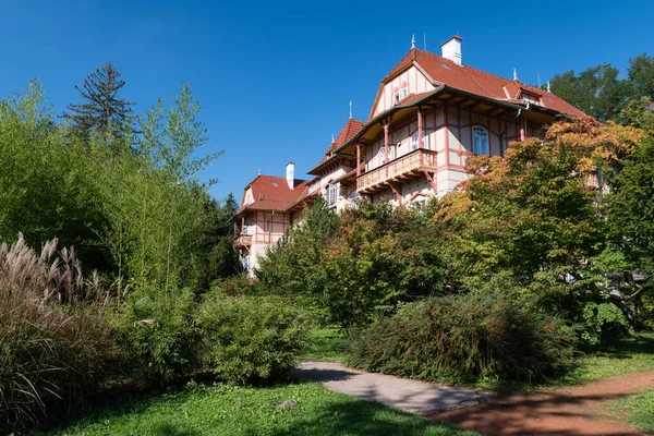 Κλασικό Κτίριο Του Ξενοδοχείου Jestrabi Στο Luhacovice Spa Τσεχία — Φωτογραφία Αρχείου