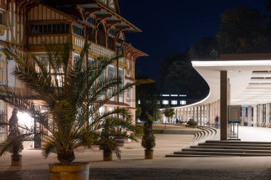 Geceleri, Jurkoviç 'in kaplıca sütununun yanındaki Ulusal Kültür Anıtı, Luhacovice, Çek Cumhuriyeti