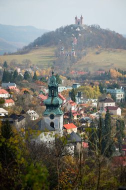 Tarihsel madencilik kenti Banska Stiavnica sonbaharda, Calvary arka planda, Slovakya