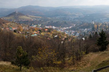 Slovakya 'nın UNESCO Dünya Mirasları listesine kayıtlı eski bir ortaçağ maden kasabası olan Banska Stiavnica' nın sonbahar manzarası