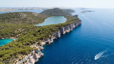 Hırvatistan 'ın Nature Park Telascica kentindeki tuz gölü Mir' in hava manzarası