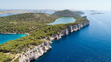 Hırvatistan 'ın Nature Park Telascica kentindeki tuz gölü Mir' in hava manzarası