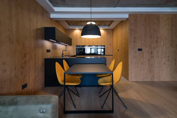 현대식 아파트 부엌에서의 — 스톡 사진