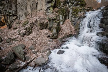 Nova Bana, Slovakya yakınlarında donmuş Starohutsky şelalesi