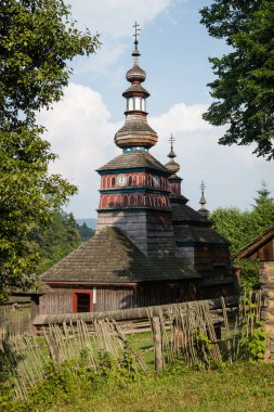 Slovakya 'nın Bardejov kentindeki Halk Mimarisi Müzesi' nde bulunan Mikulasova 'dan Kutsal Meryem Ana' nın Korunması için Yunan Katolik ahşap kilisesi.