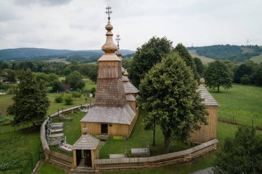 Slovakya 'nın Ladomirova köyündeki Aziz Michael Katolik ahşap kilisesi.