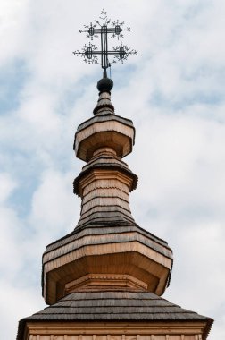 Slovakya 'nın Ladomirova köyündeki Aziz Michael Katolik ahşap kilisesi.