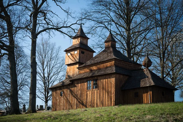 村でシメオンと主の出会いのギリシャカトリック木造教会コザニ スロバキア — ストック写真