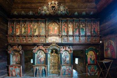 Slovakya 'nın Humenne kentindeki açık hava müzesinde bulunan Nova Sedlica' lı Aziz Mikail Katolik ahşap kilisesinin içi.
