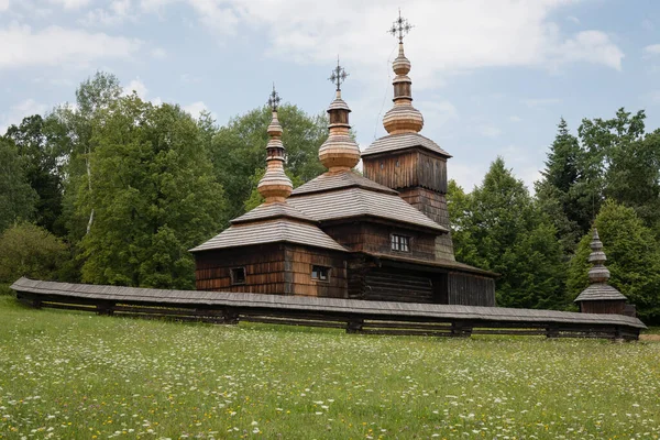 Den Grekisk Katolska Träkyrkan Paraskieva Från Byn Nova Polianka Ligger — Stockfoto