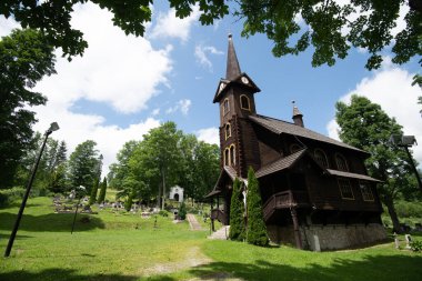 Tatranska Javorina 'daki St. Anna ahşap kilisesi, NP Belianske Tatry' nin küçük bir kasabası, Slovakya 'da bir mezarlığı ve ağaçları var.