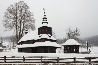 Slovakya 'nın Rusky Potok kentindeki Aziz Mikail Katolik ahşap kilisesi.