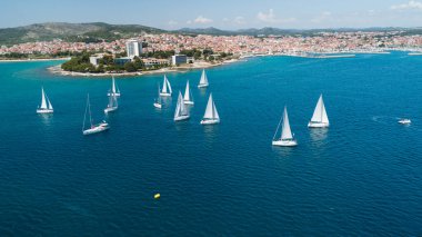 Hırvatistan ve Adriyatik 'in Vodice kenti yakınlarındaki yelkenli yat yarışlarının hava manzarası