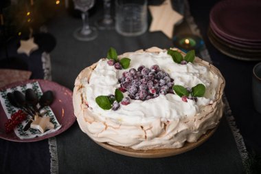 Koyu mavi arka planda yaban mersinli Noel pastası.