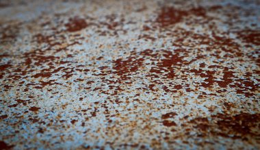 Eski paslı metal yüzey ve soyulmuş boya. Seçici odak.