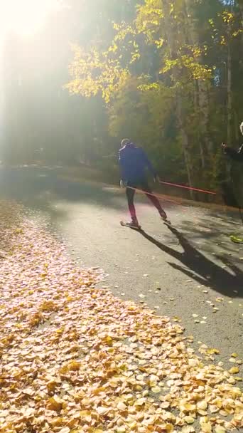 Vidéo Verticale Les Athlètes Rollerski Entraînent Dans Parc Automne Personnes — Video