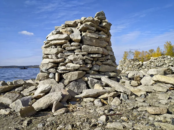 Tower Made Stones Shore Lake Tourist Attraction — Stock Photo, Image